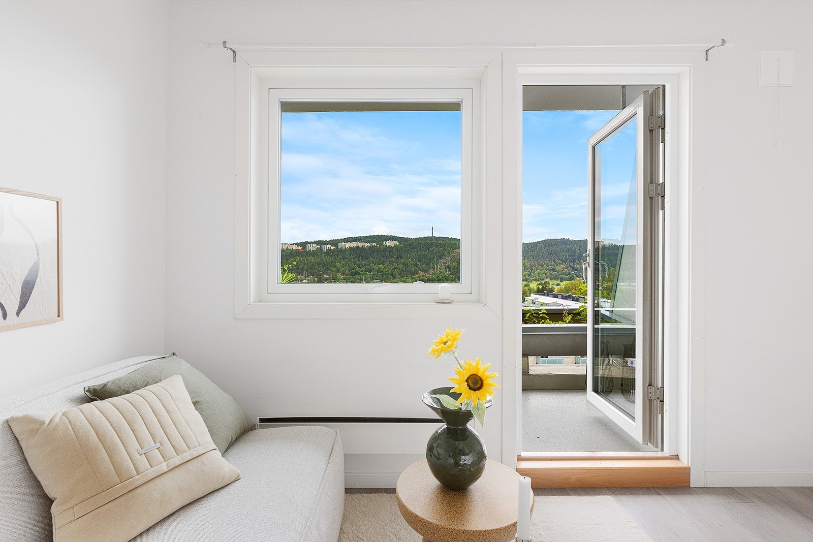 Den åpne stue/kjøkkenløsning understøtter leilighetens smarte planløsning. Galleribilde