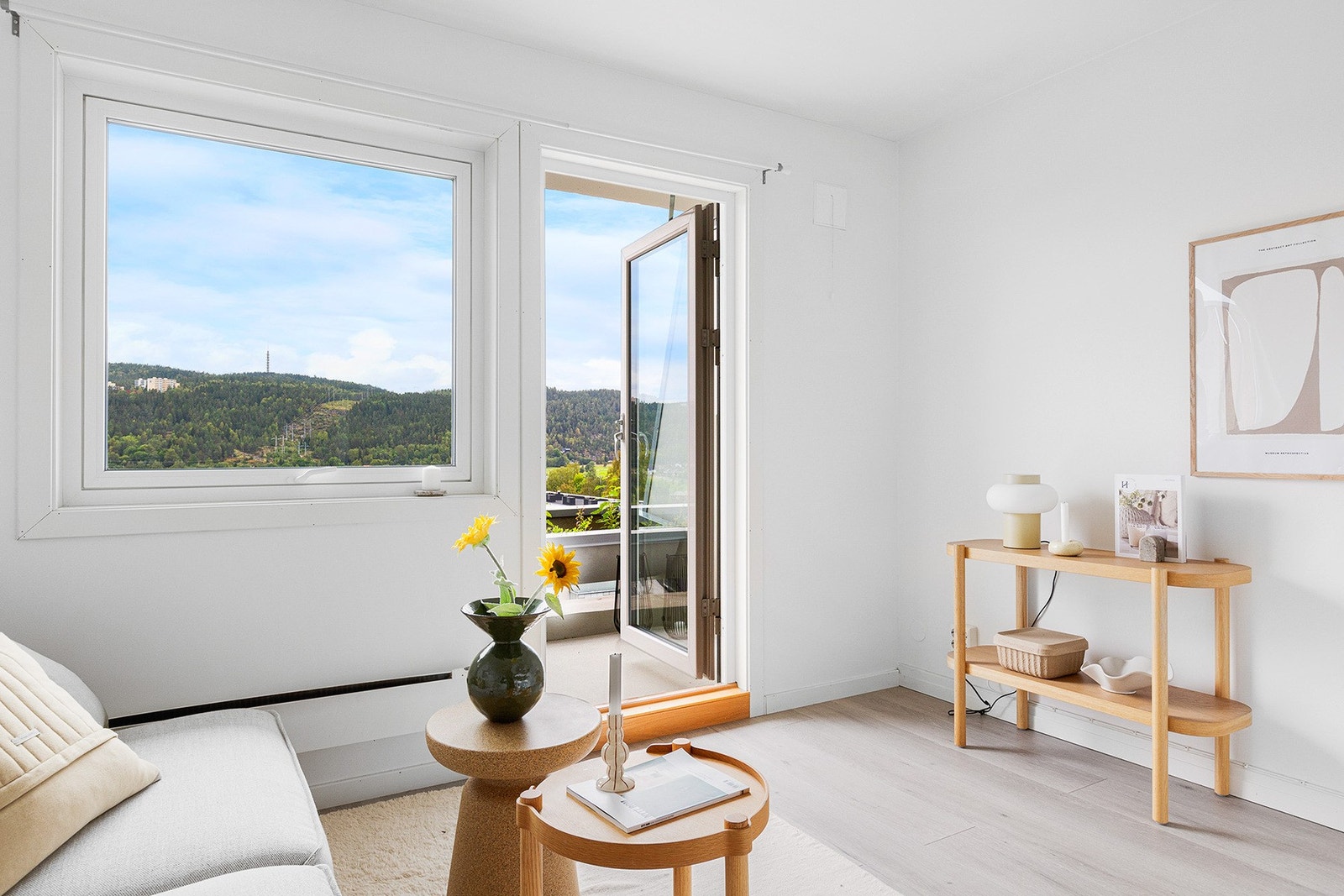 Lys stue med store vindusflater. Galleribilde