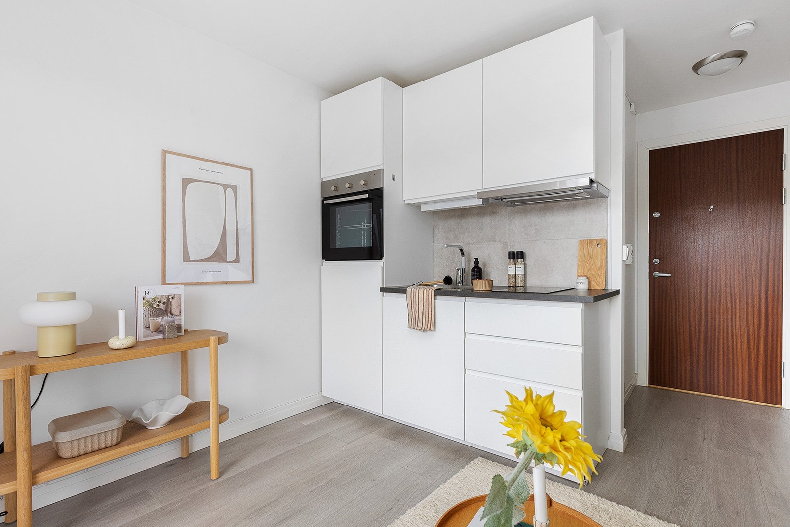 Det er godt med skapplass på kjøkkenet. Galleribilde