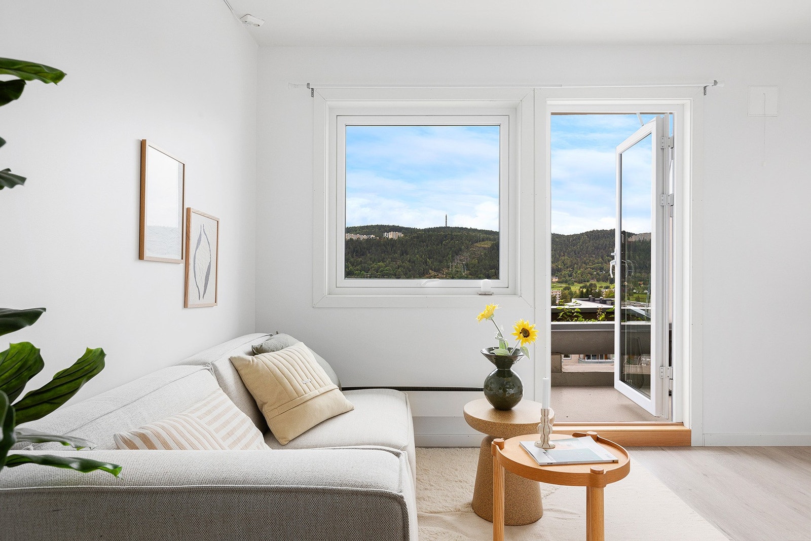 Fra stuen ut mot balkongen. Galleribilde