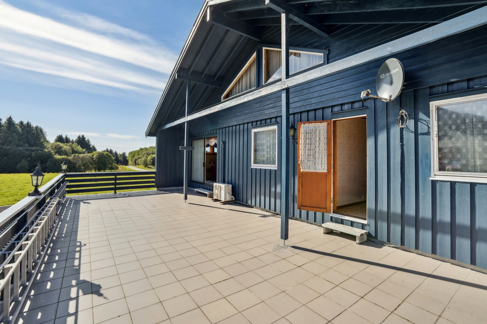 Terrasse med utgang fra stuen Galleribilde