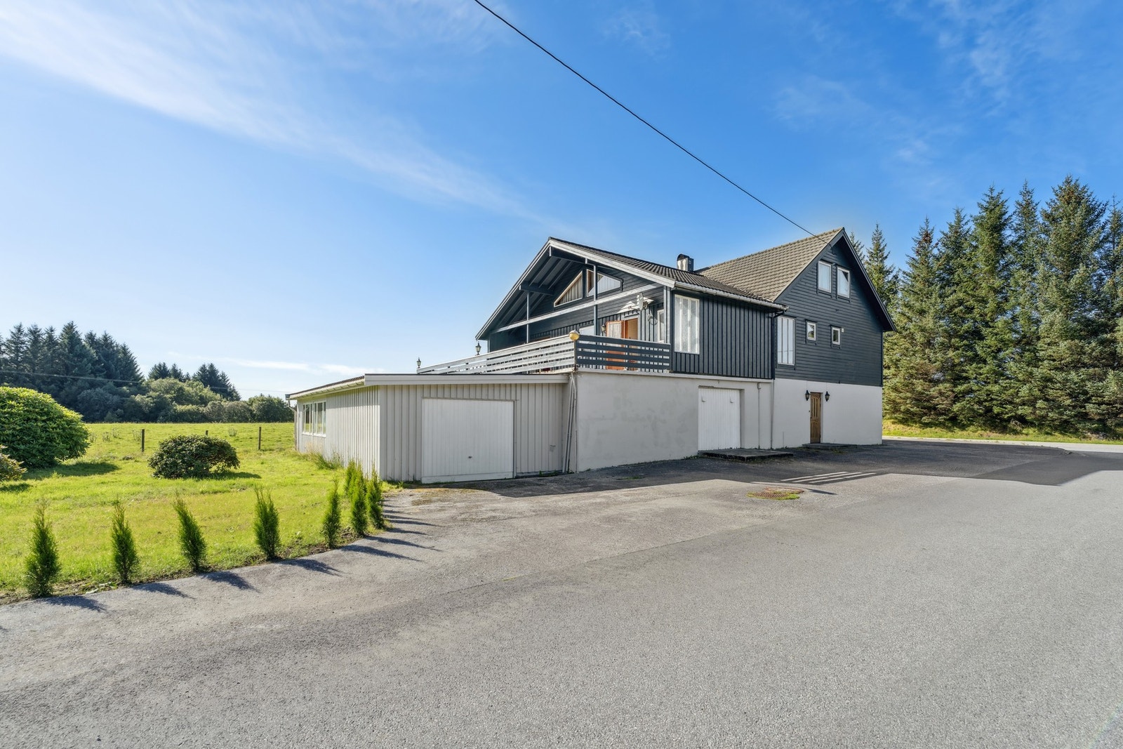 Stor eiendom med 3 soverom, romslig stue og kjøkken, bad vaskerom, lager og loft Galleribilde