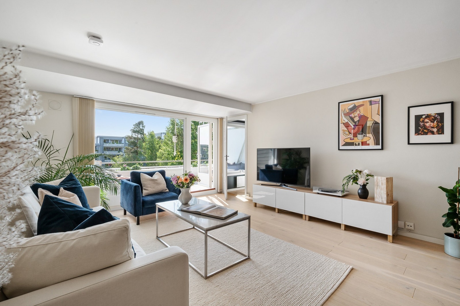 Stuen er lys og romslig med rikelig tilgang på naturlig lys. Galleribilde