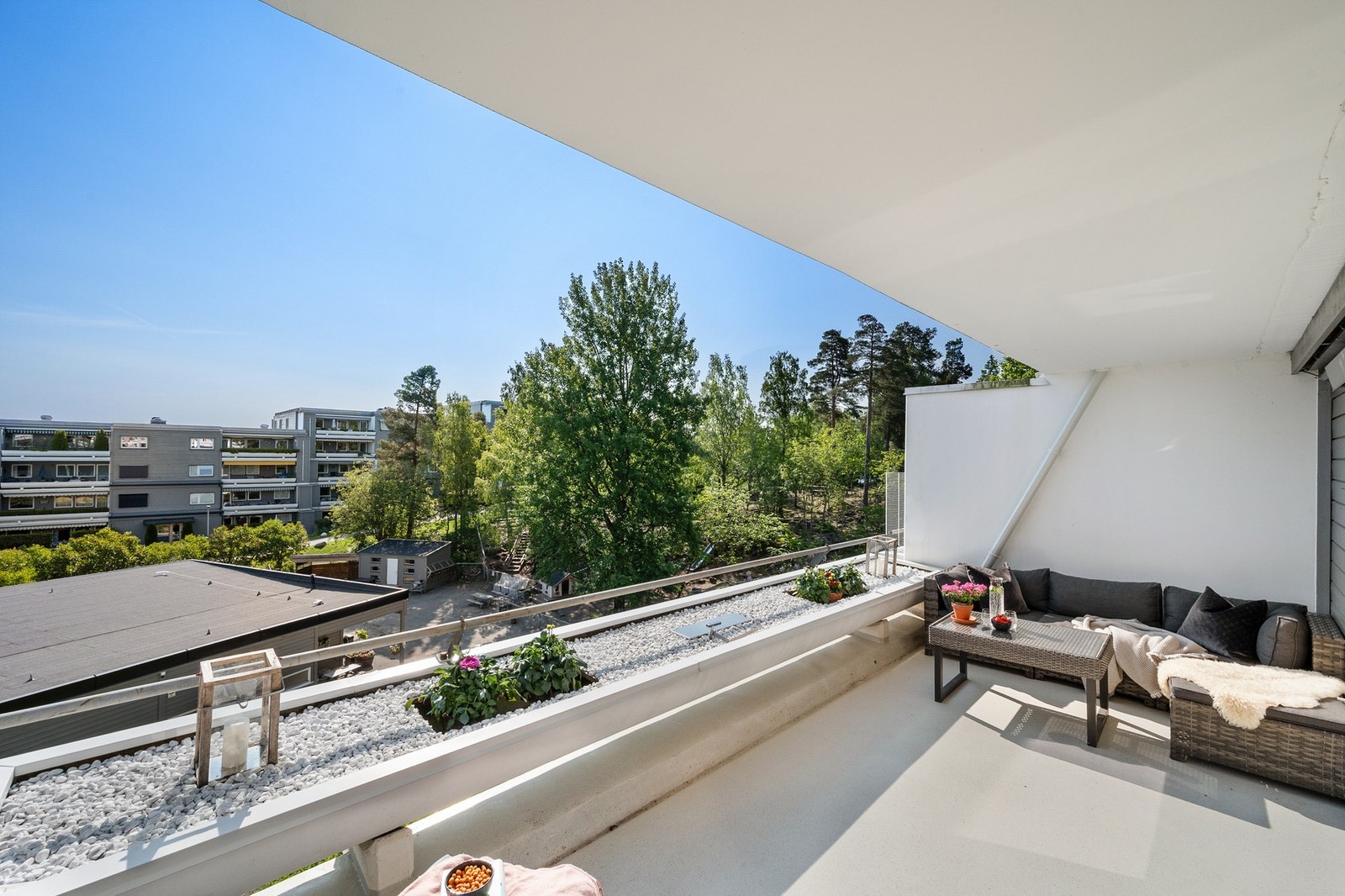 Boligen er plassert én etasje under inngangsnivået, men fra terrassen føles den som tredje etasje. Galleribilde