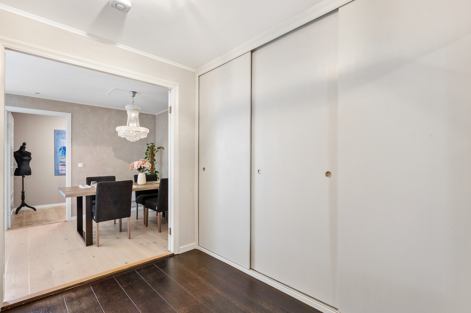 Den romslige gangen har en funksjonell skyvedørsgarderobe som gir effektiv oppbevaringsplass for ytterklær og tilbehør. Garderoben ble pusset opp og malt i 2025. Galleribilde