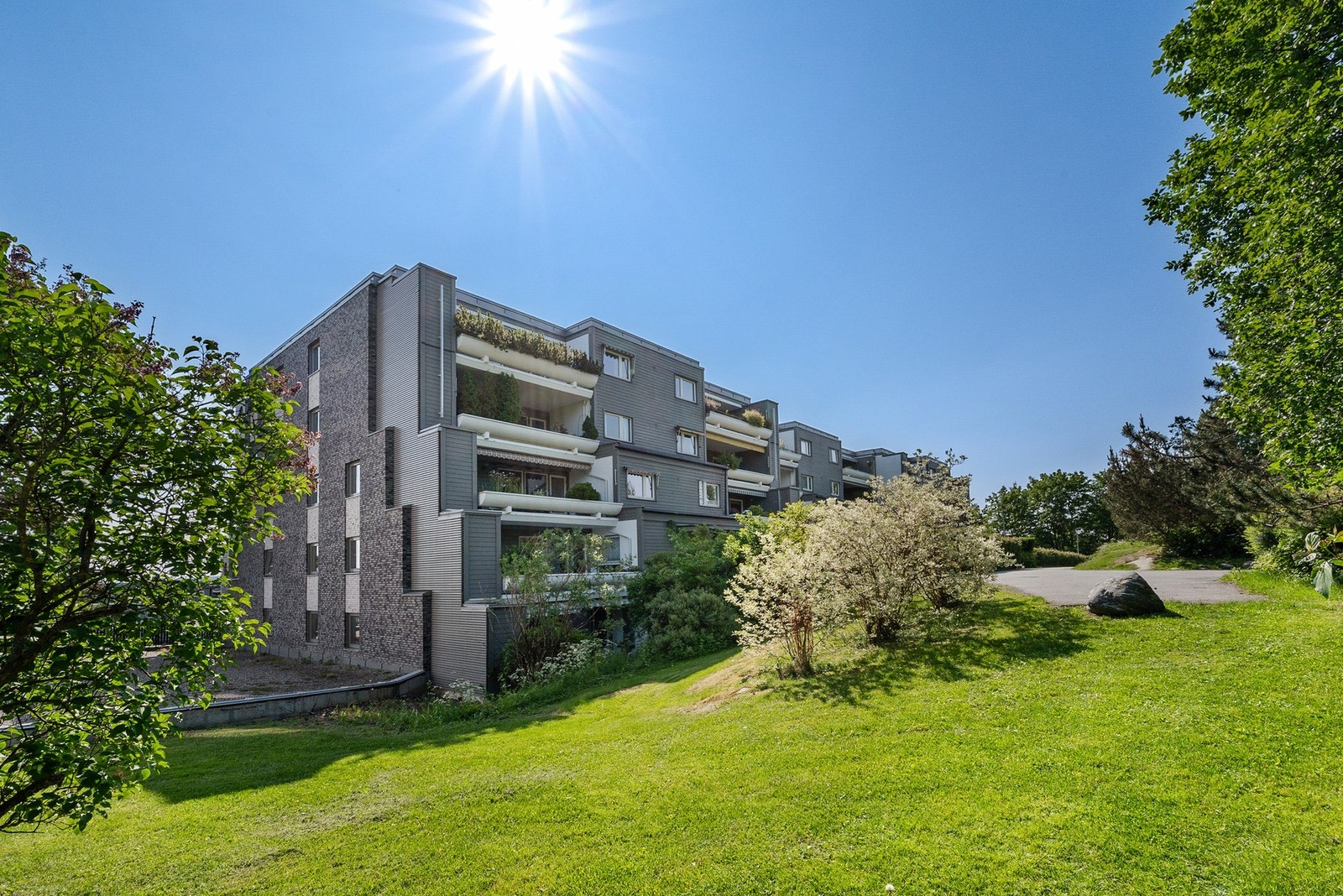 Leiligheten har rikelig med grøntområder hvor man kan nyte hyggelige stunder utendørs. Galleribilde