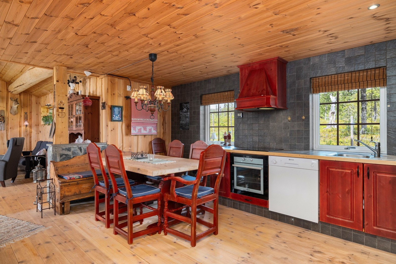 Koselig kjøkken med spiseplass Galleribilde