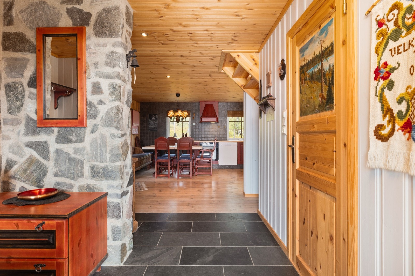 Vannbåren varme i gang, kjøkken, stue og bad Galleribilde