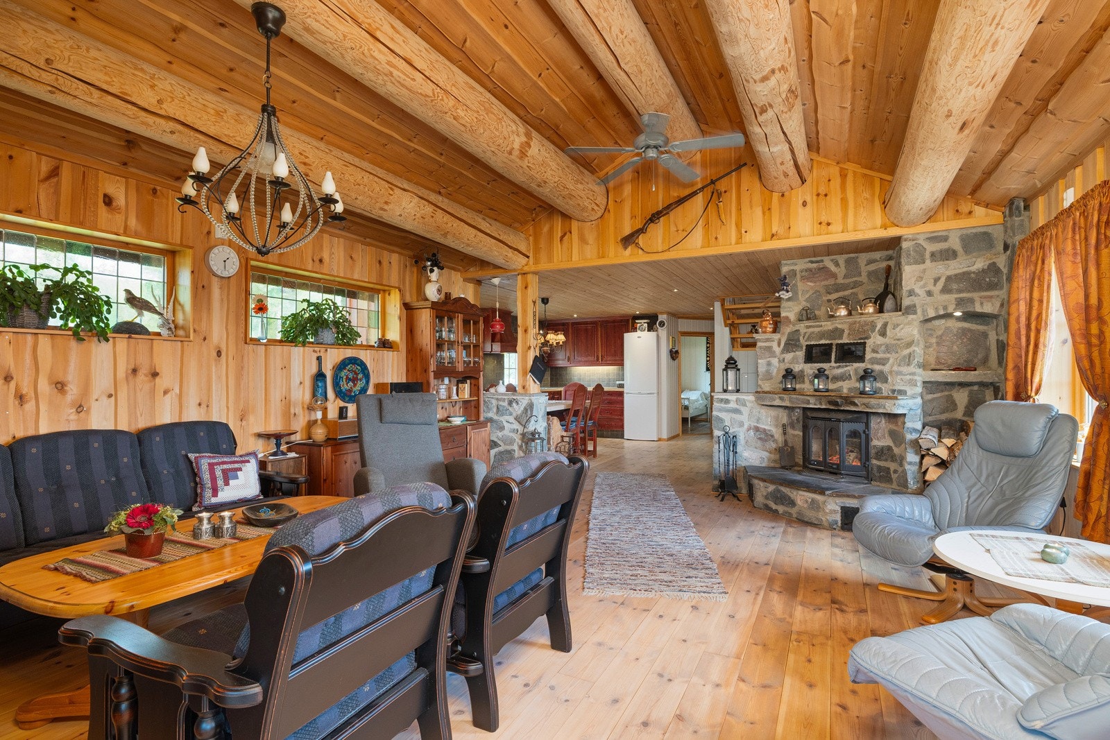 Romslig stue/spisestue med fine innredningsmuligheter Galleribilde