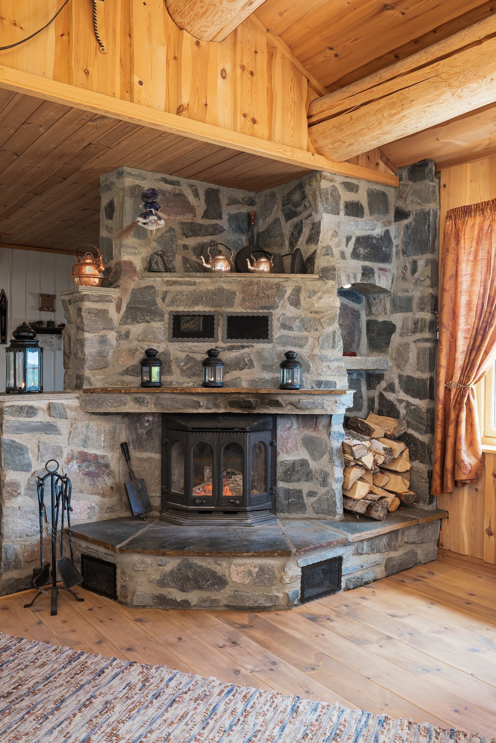 Stor, flott peis med vednisje på siden Galleribilde