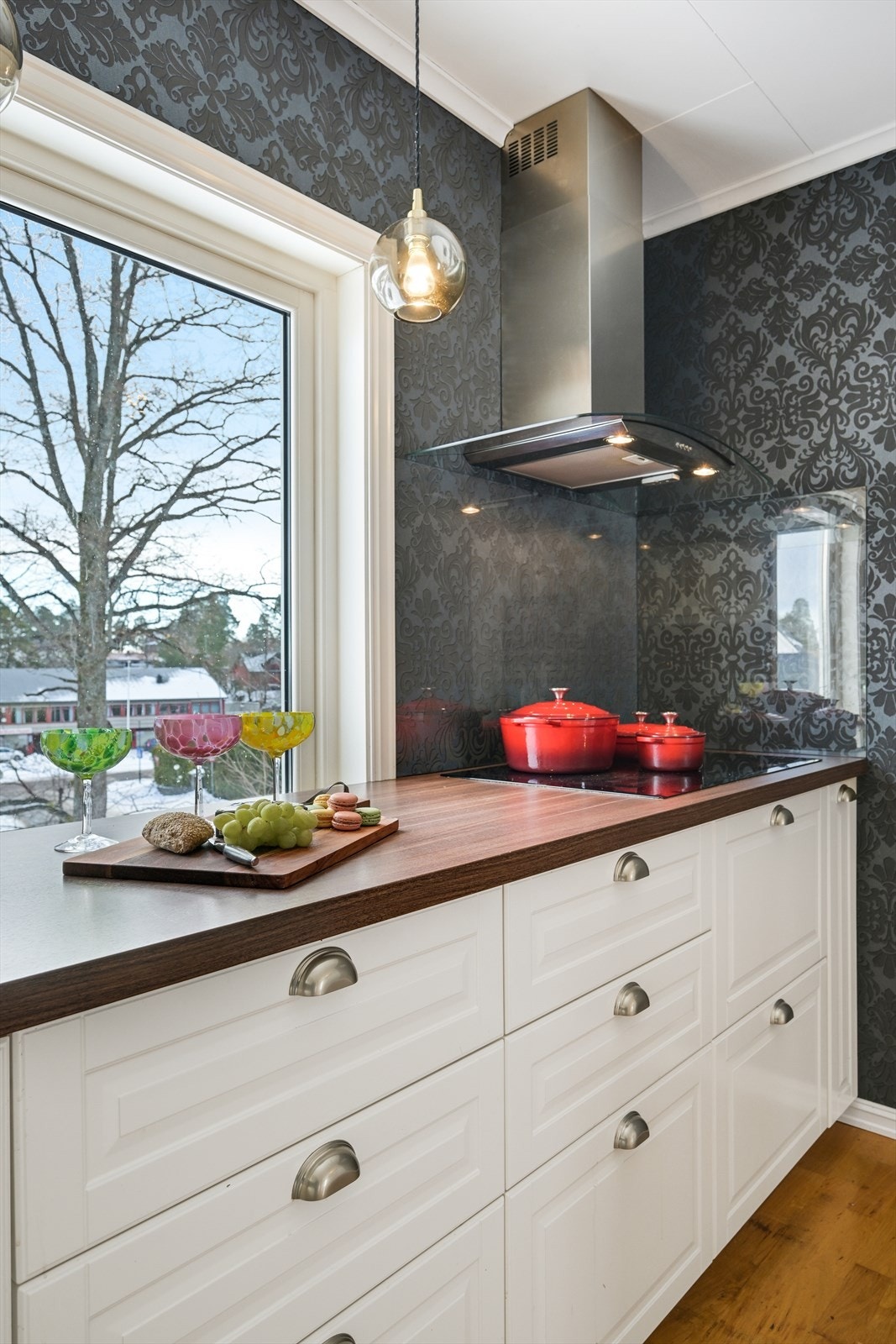 Kjøkken med hyggelig plass å lage middag på. Galleribilde