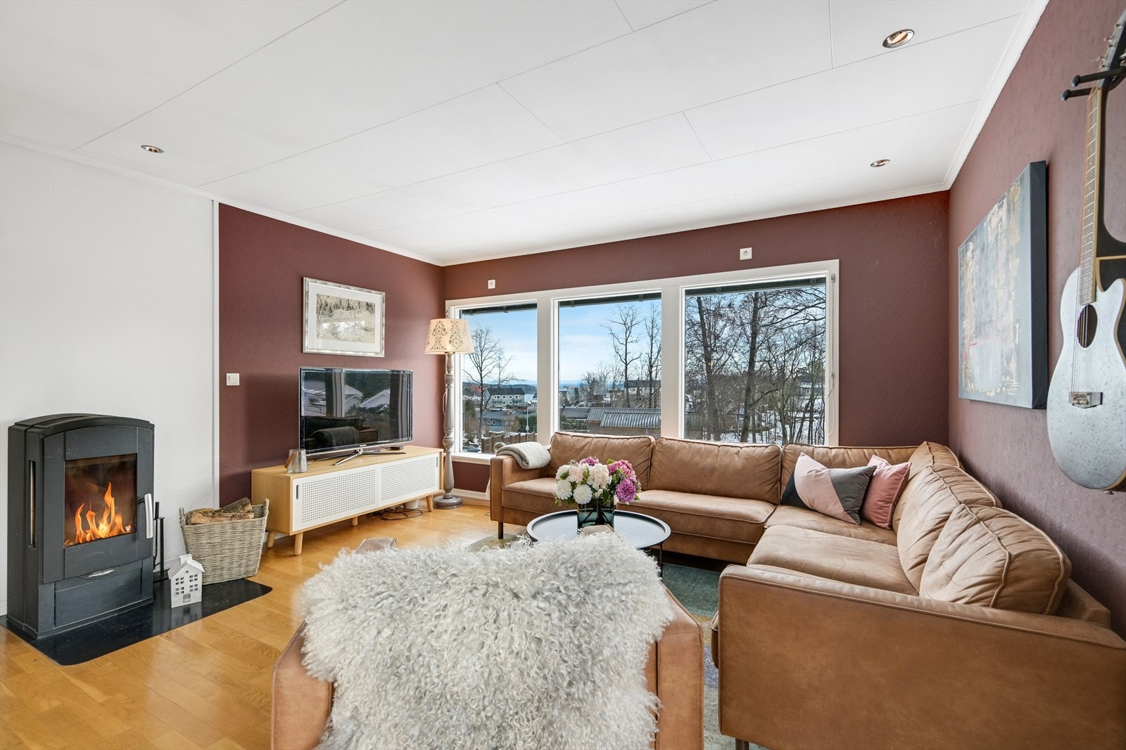 Stue i hovedetasje med vedovn og utsikt. Galleribilde