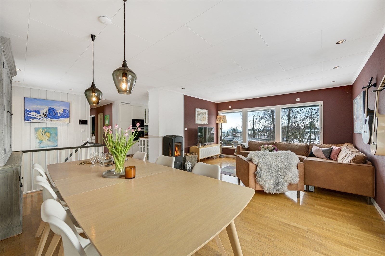 Spisestue med stue i bakgrunnen. Galleribilde