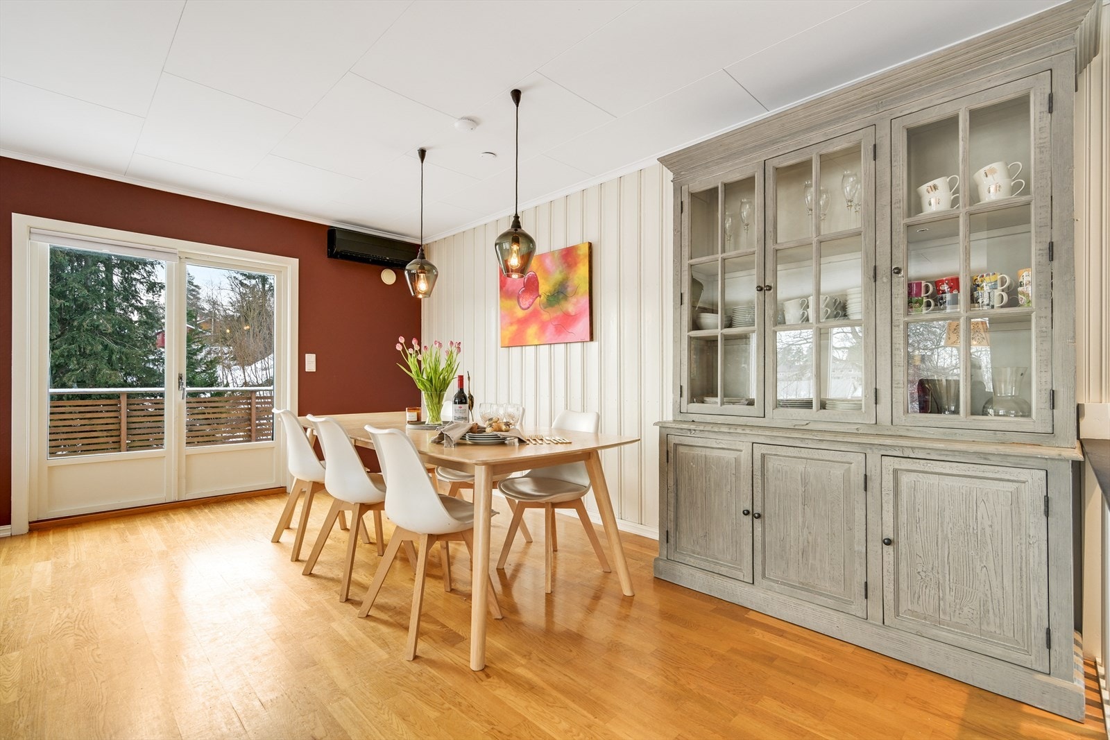 Spisestue med varmepumpe og dobbeltdør ut til sydvendt veranda. Galleribilde
