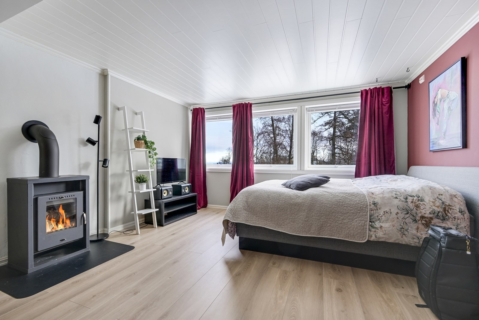 Innredet kjellerstue med vedovn Galleribilde