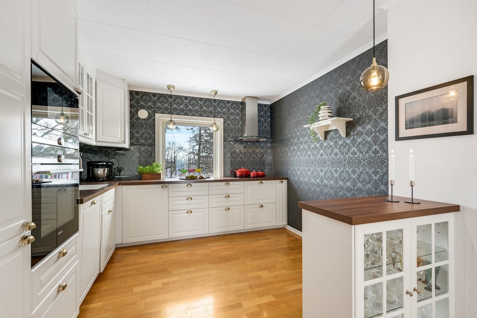 Kjøkken i halvåpen løsning mot stuene. Galleribilde