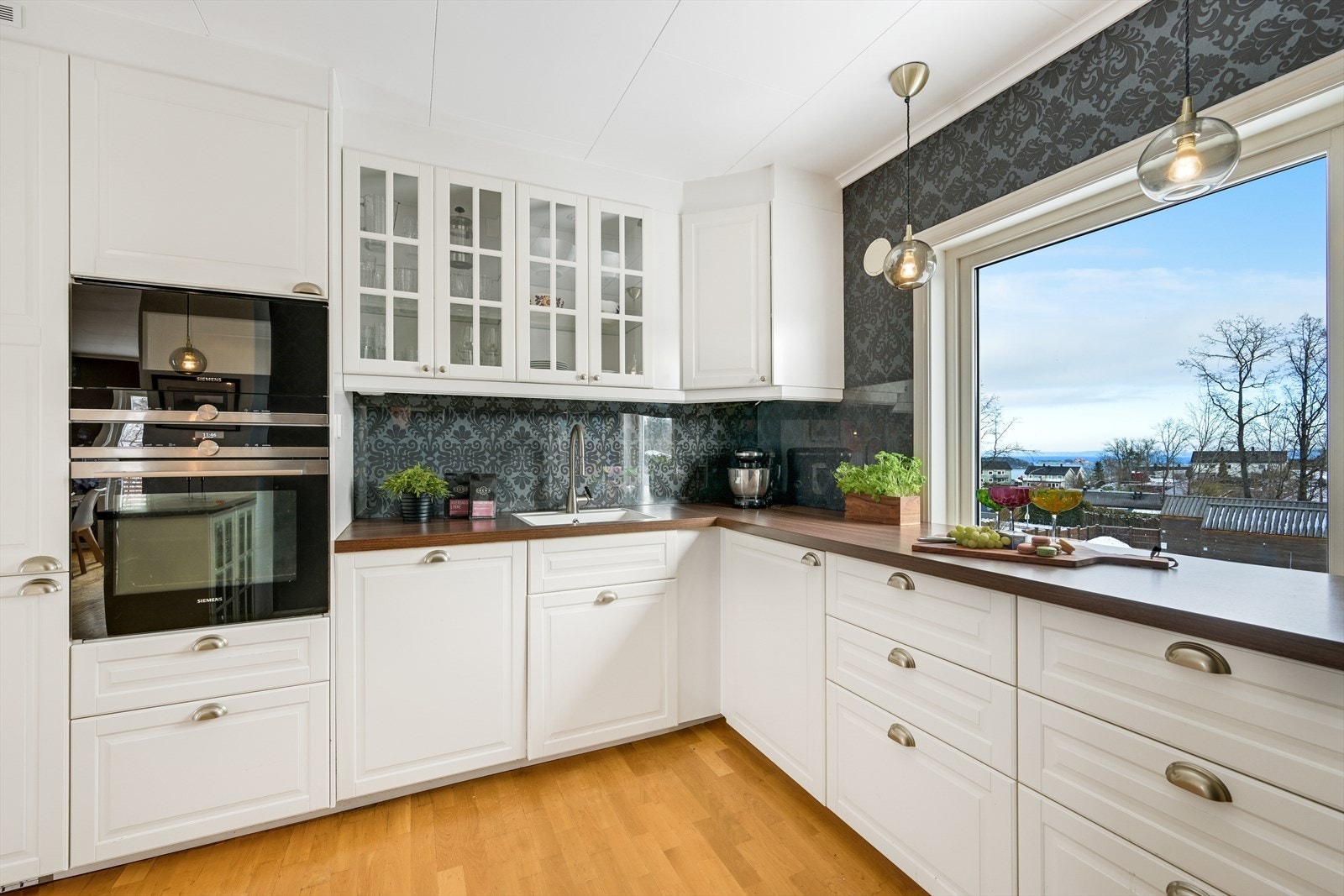 Kjøkken med fjordutsikt. Galleribilde