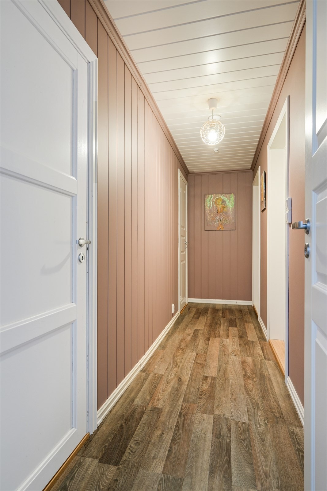 Gang i underetasje. Galleribilde