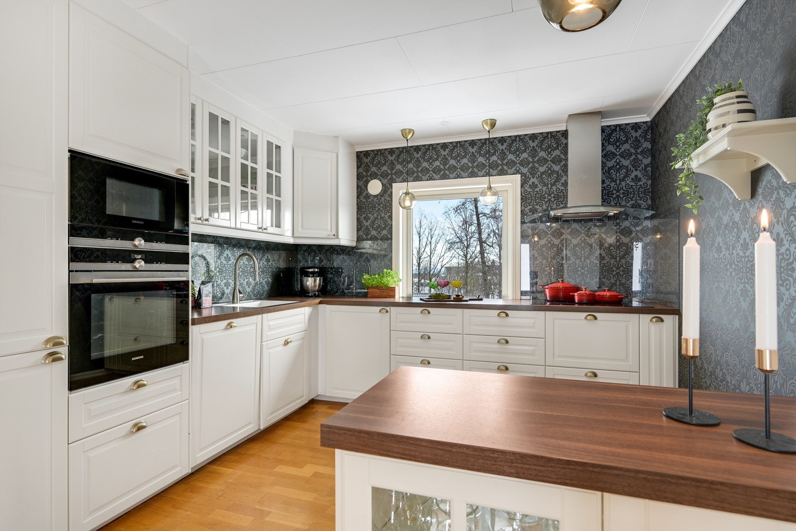 Flott kjøkken hvor integrerte hvitevarer medfølger. Galleribilde