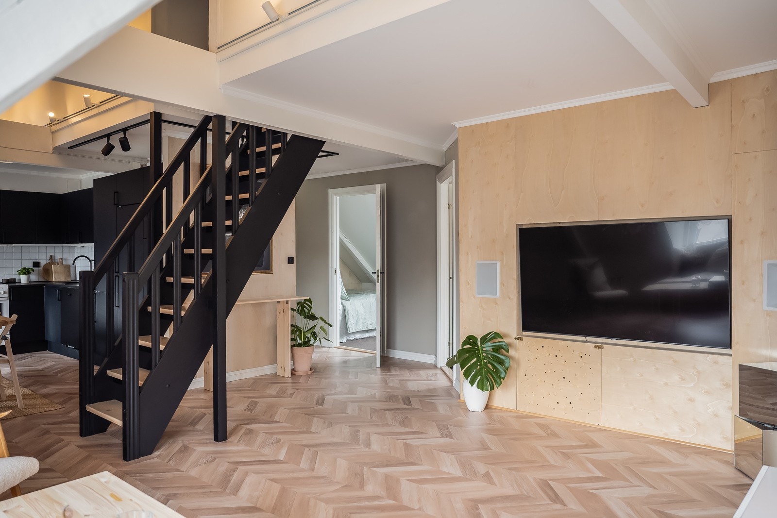 Her bor man svært sentralt med nærhet til bla. NTNU, og det er verdt å merke seg at soverommene har vært utleid for kr. 7.000,- mnd. Galleribilde