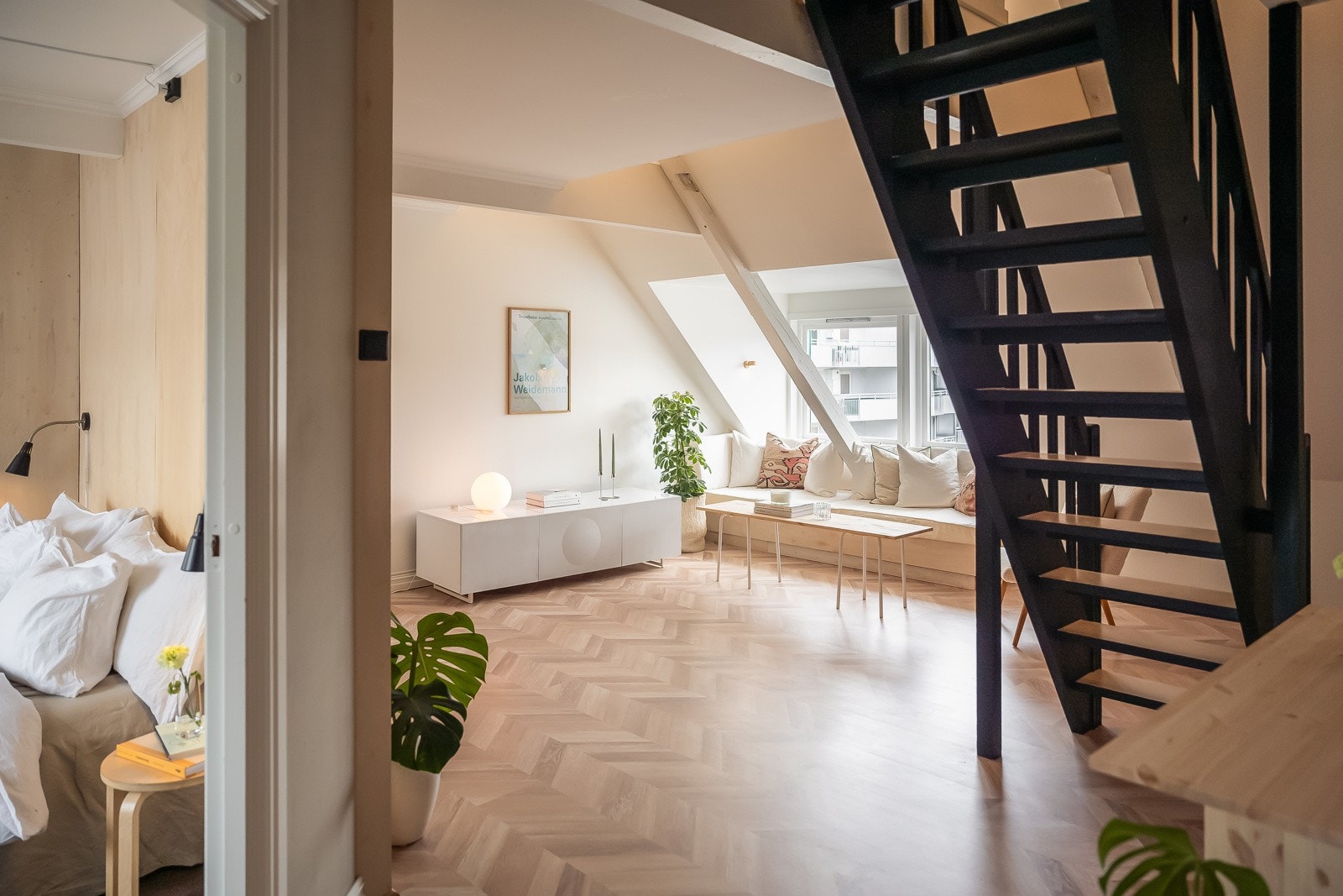 De to andre soverommene finner man i hovedetasjen, begge vendt ut mot rolige omgivelser. Galleribilde