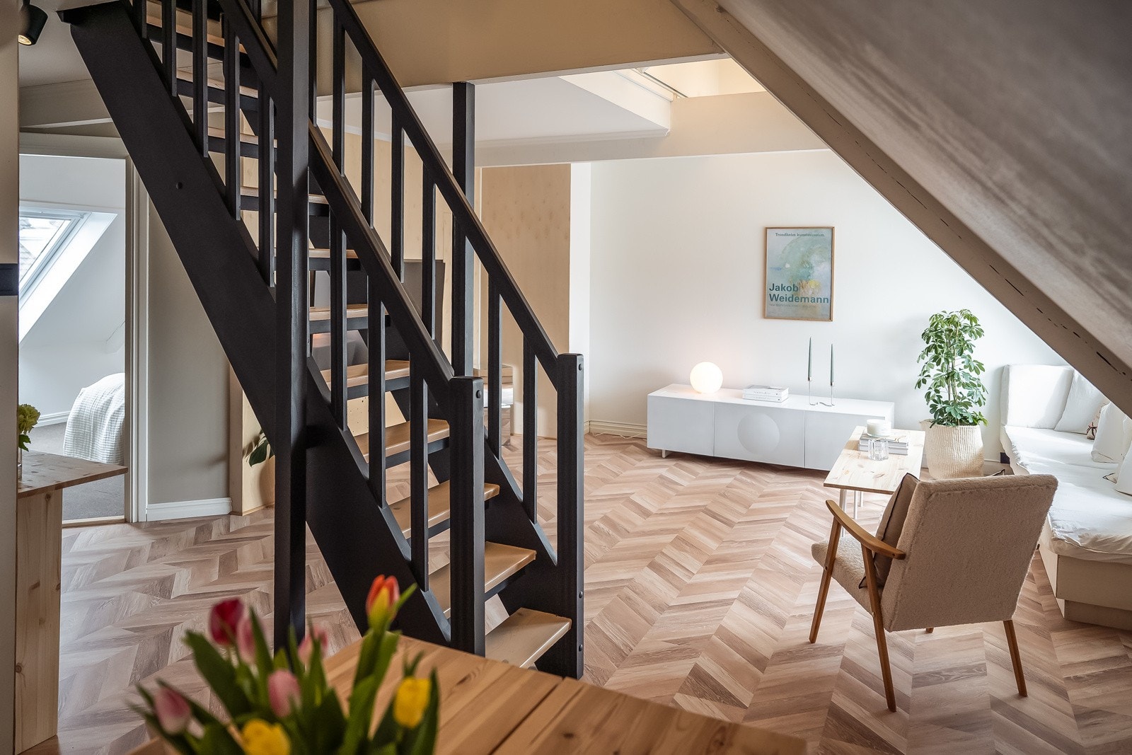 Trappa fører opp til totalrenovert hems med gulvareal på 21 kvm., som eier har brukt som soverom. Galleribilde