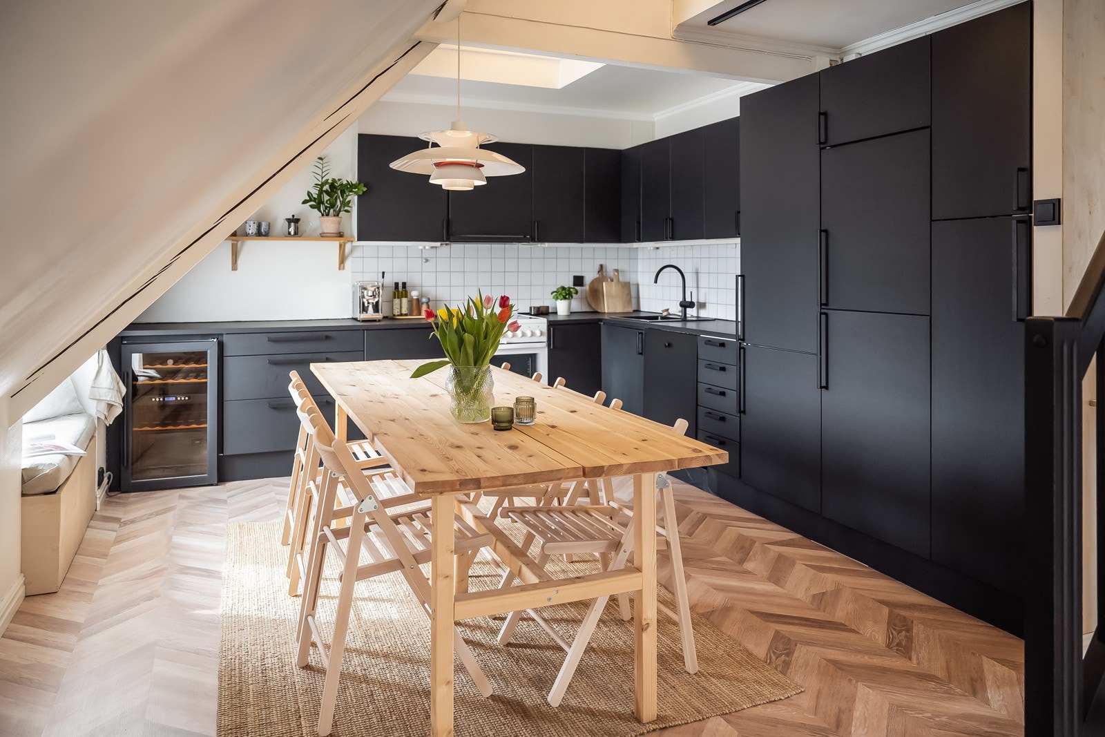 Romslig kjøkkendel på 14 kvm. med god plass til spisebordsløsning som rommer godt med gjester. Galleribilde