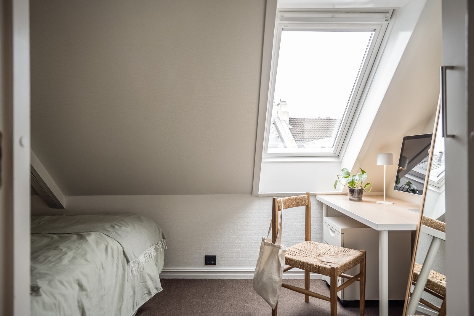 Det andre soverommet er på 6 kvm. Alle fem takvinduene har fått nye blendingsgardiner. Galleribilde