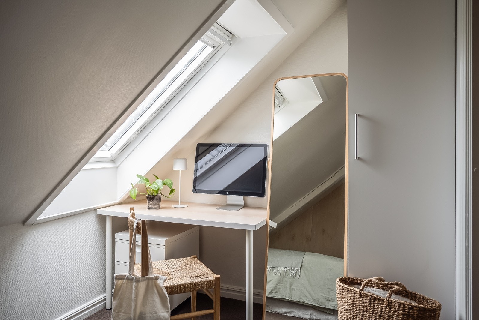 Plassen er godt utnyttet og man får plass til både garderobeskap og kontorplass. Galleribilde