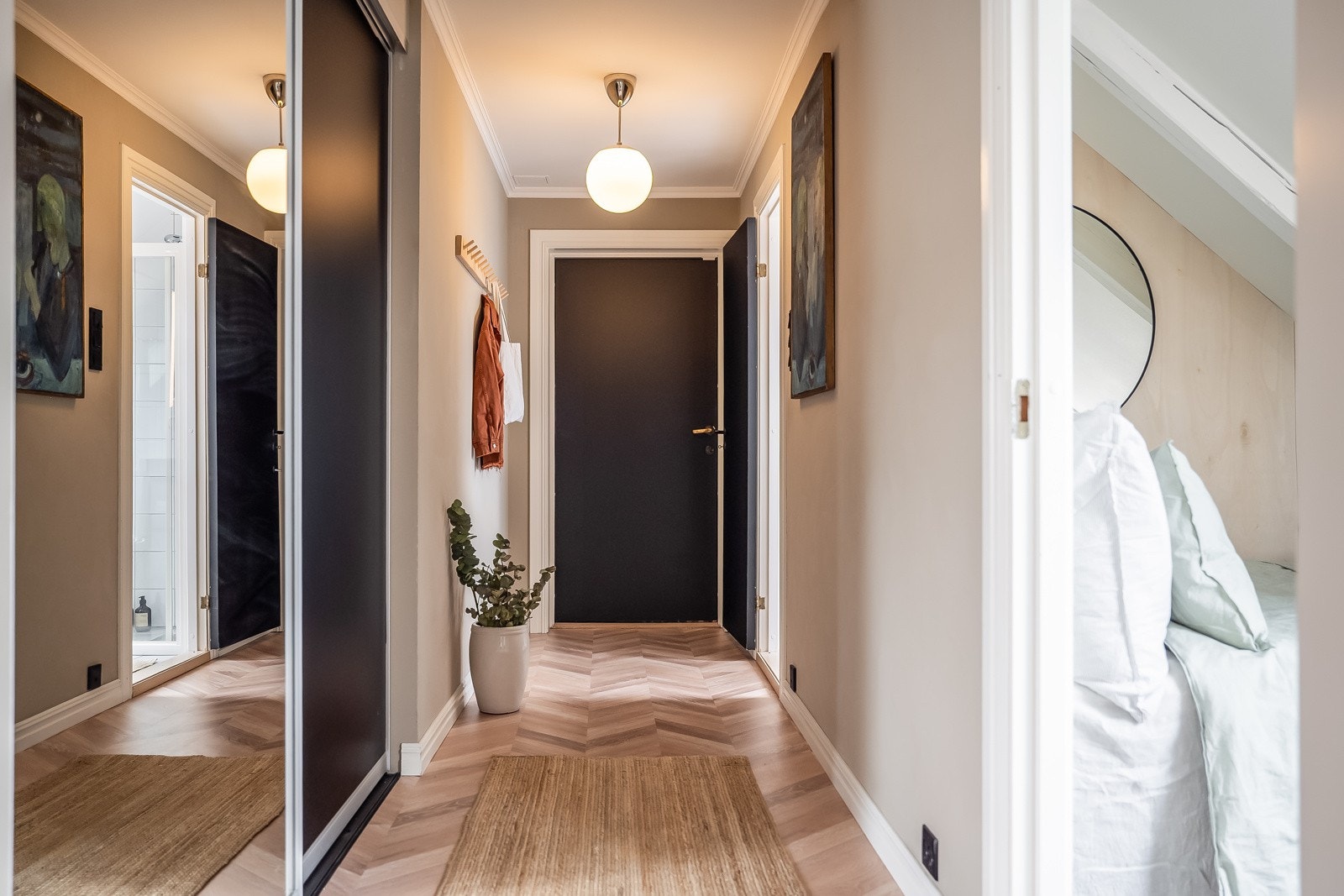 Romslig entre på 8 kvm. med skyvedørsgarderobe for oppbevaring. Galleribilde