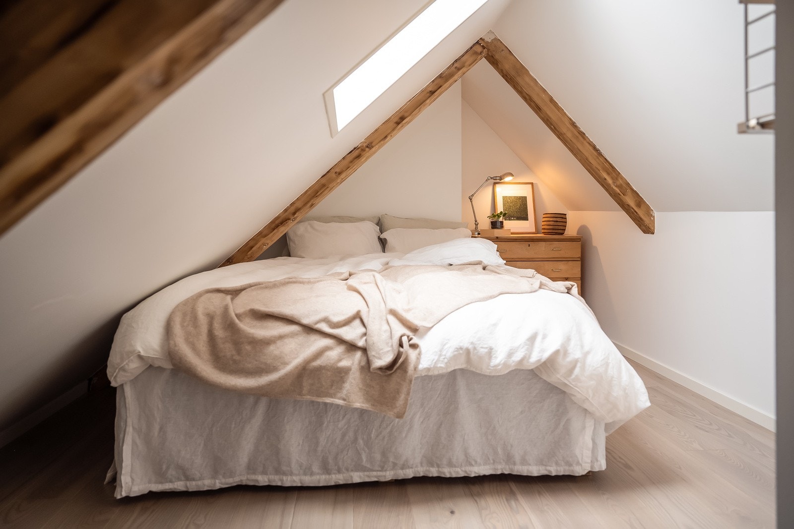 Hele etasjen ble totalrenovert i 2022 med slette veggflater og delikat 1-stavsparkett. Galleribilde