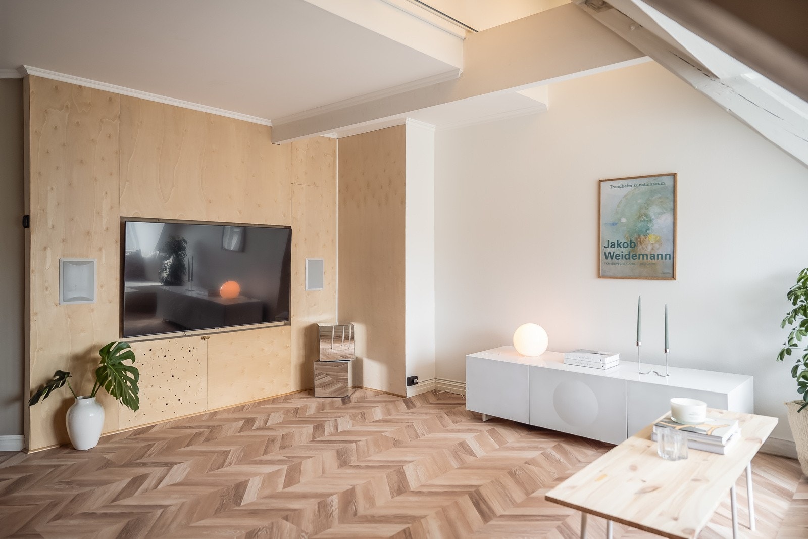 Leiligheten har en stilsikker framtoning med fiskebeinsgulv og smakfulle farge- og materialvalg. Galleribilde