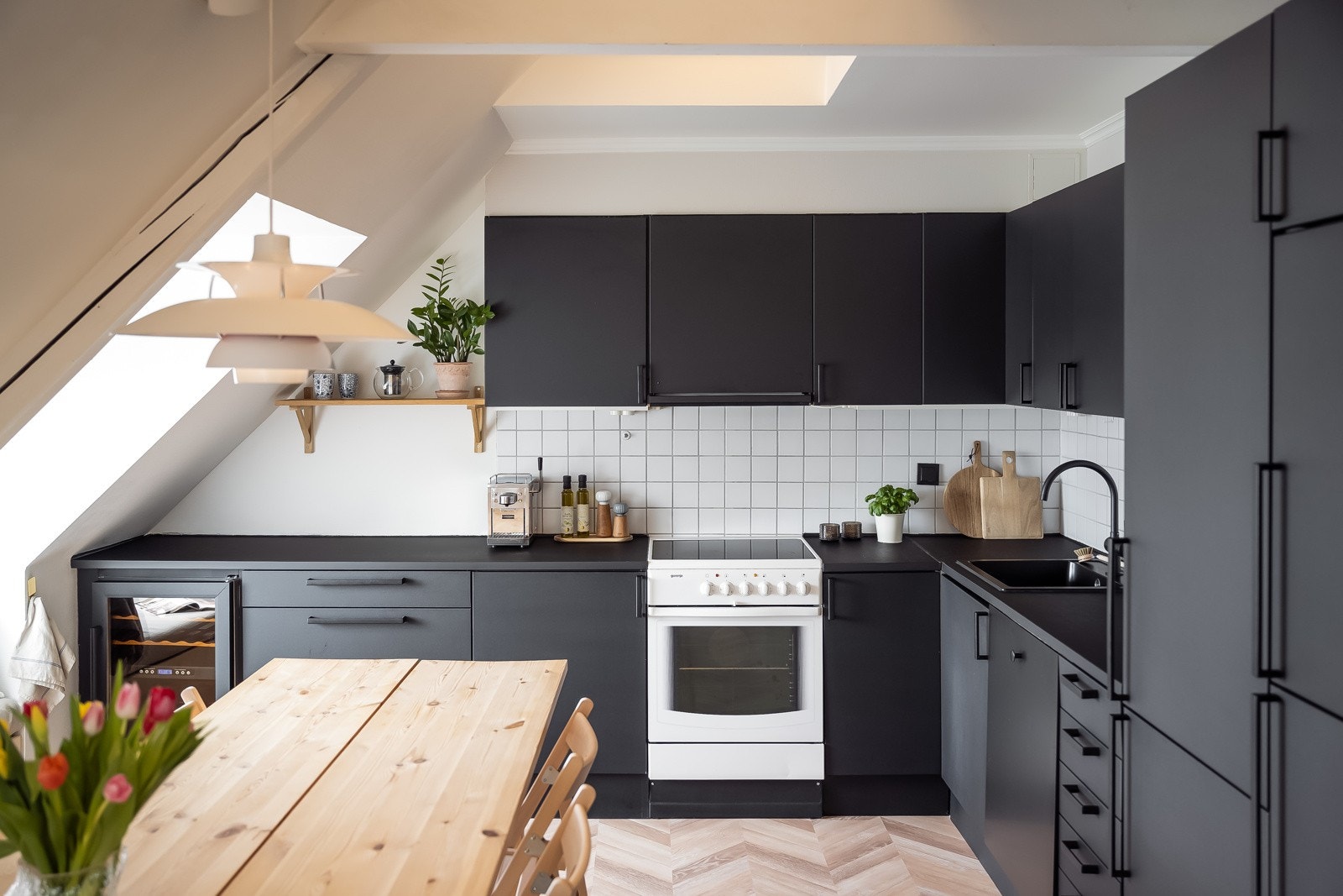 Moderne kjøkken med rikelig skap- og benkeplass. Kjøkkenet er opprinnelig satt inn i 2008, og ble modernisert i 2019 med bla. integrert vinskap. Galleribilde