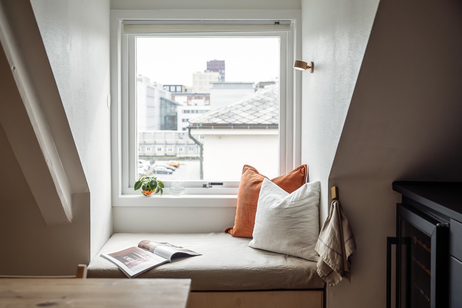 Også på kjøkkenet får man gode lysforhold fra stort vindu med etablert sittenisje. Galleribilde