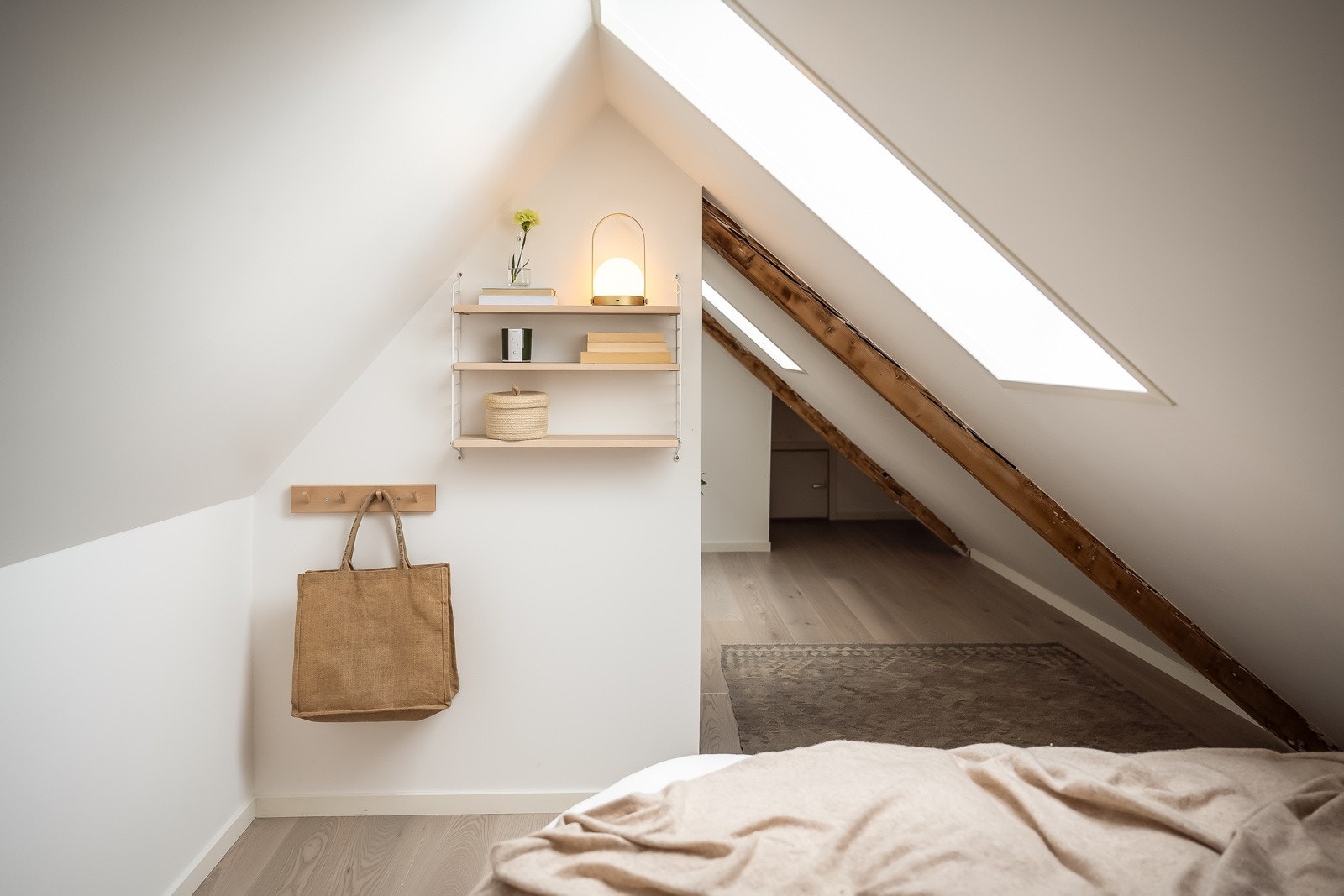 Store takvinduer gir flott lysinnslipp i hele etasjen. Galleribilde