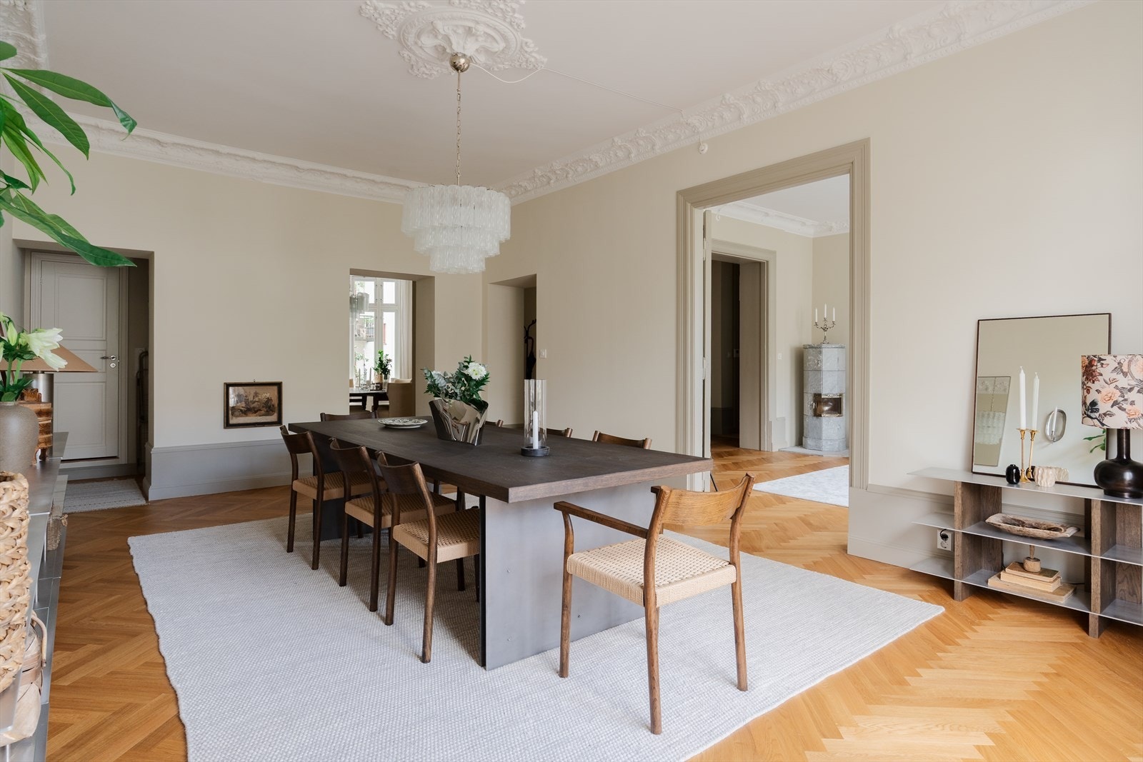 Leiligheten ble betydelig oppgradert i 2025 der blant annet oppretting av bjelkelag ble utført, samt nytt undergulv og belagt heltre eik gulvbord Galleribilde