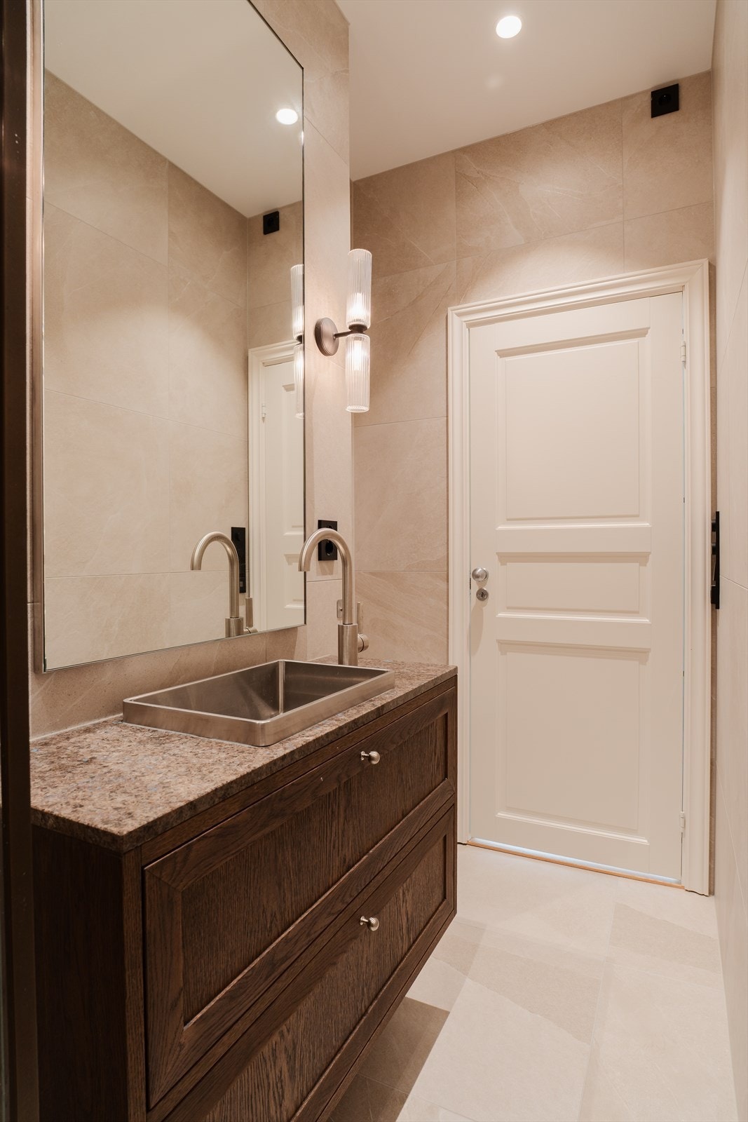 Lekre italienske fliser på gulv og vegg Galleribilde