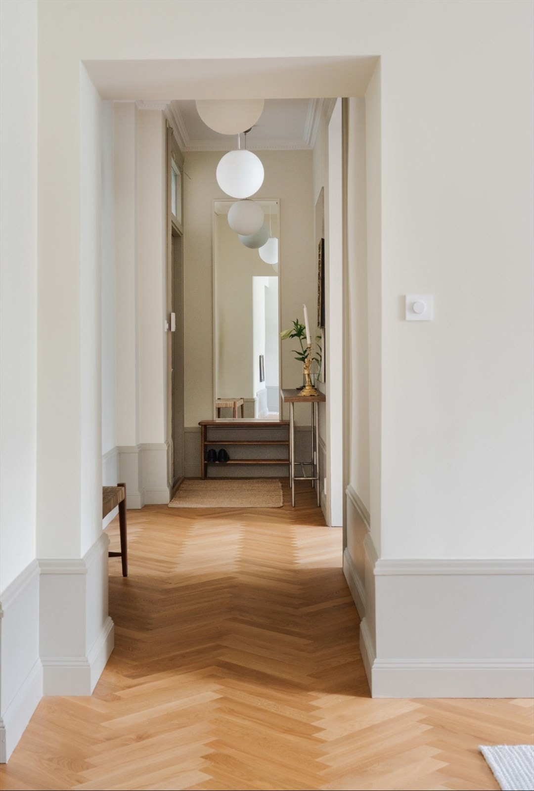 Lys og luftig entré som gir et svært godt førsteinntrykk av boligen Galleribilde