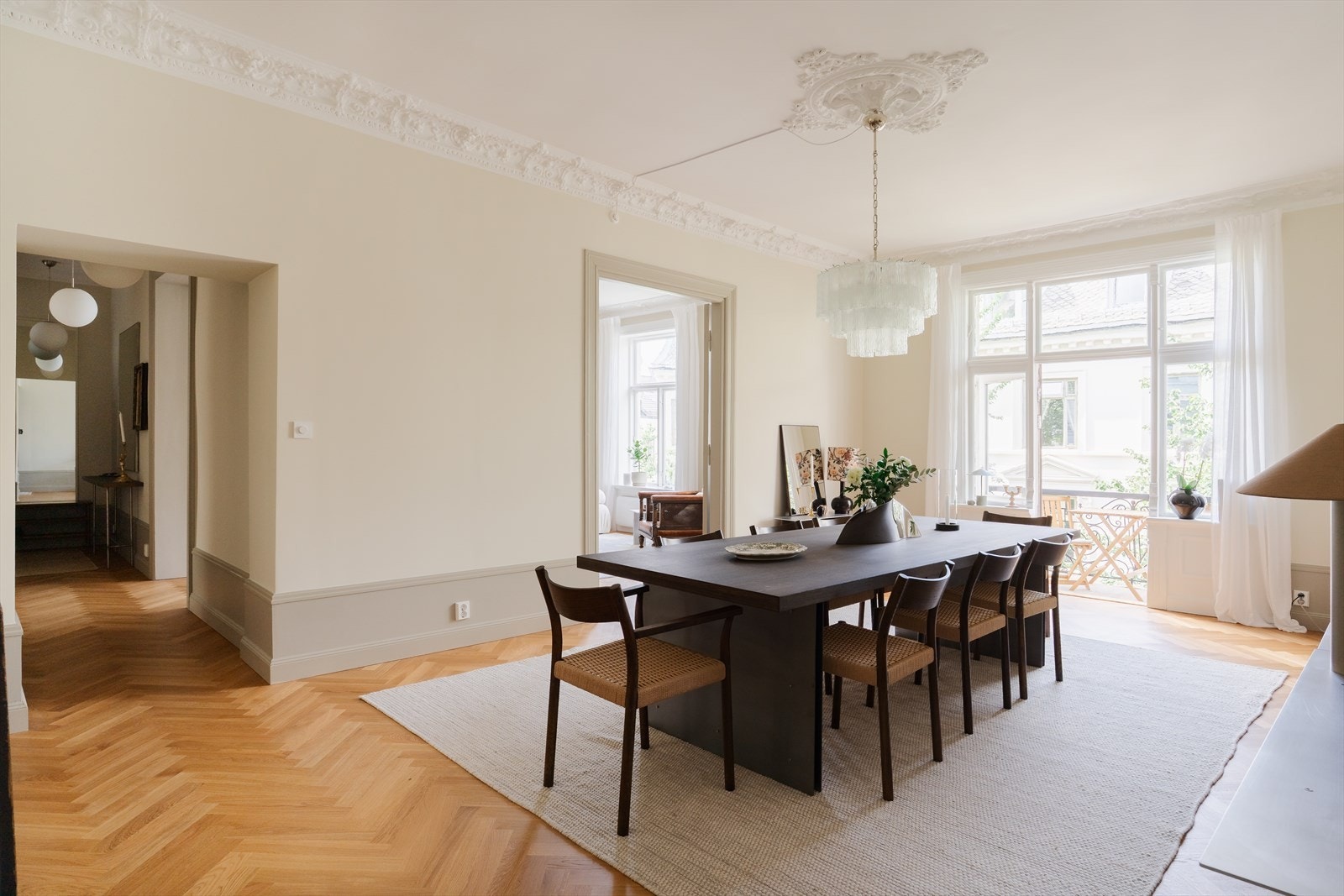 Fra spisestuen er det utgang til boligens balkong Galleribilde