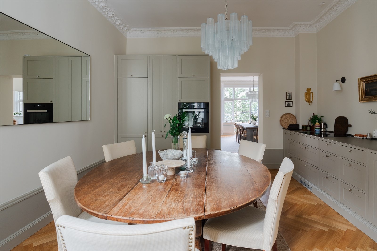 Innredningen er levert av anerkjente Lesjaskog Møbler, med vakre, profilerte fronter som gir rommet et klassisk og solid uttrykk Galleribilde