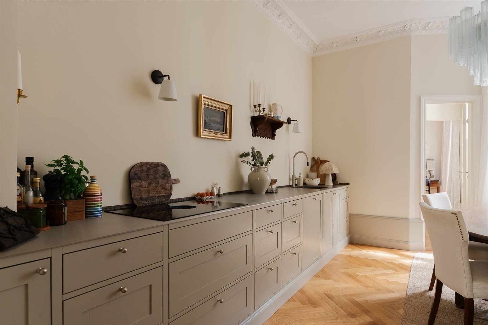 Kjøkkenet er et gjennomført og stilrent samlingspunkt, hvor tidløs kvalitet møter moderne funksjonalitet Galleribilde