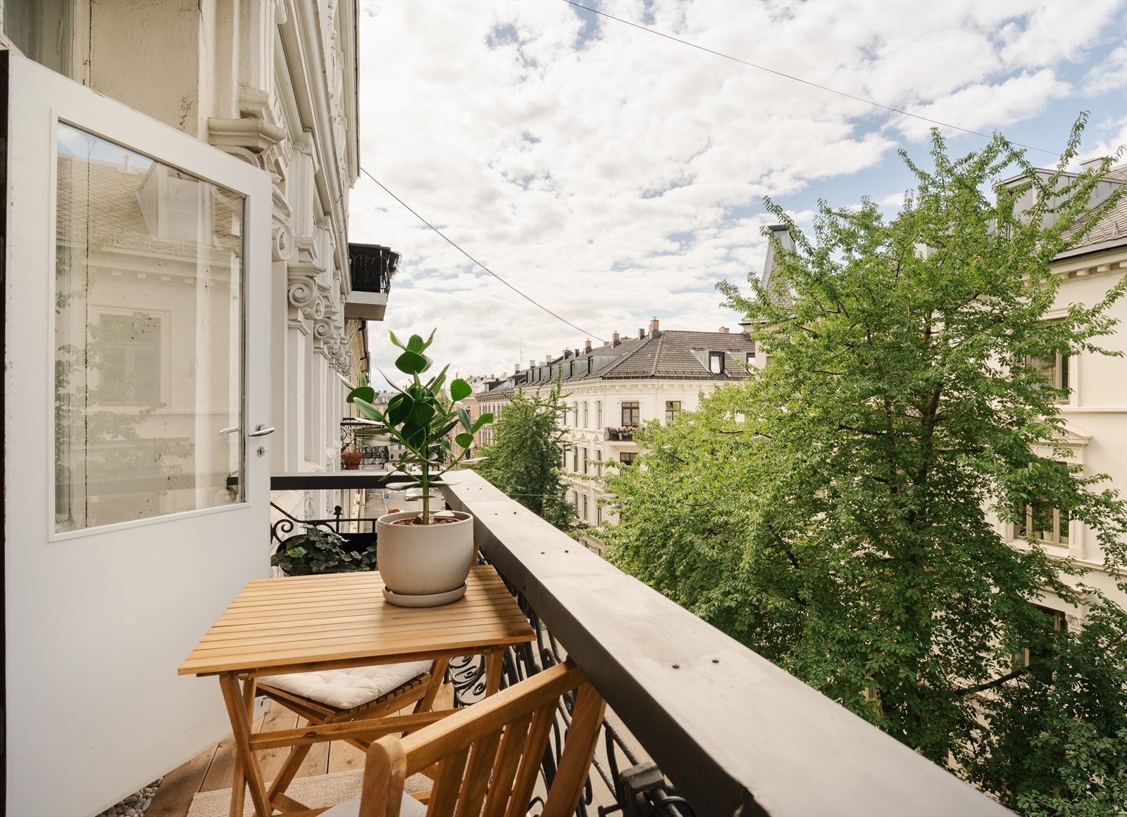 Balkongen er på ca. 3 m² og er belagt med terrassebord på bjelkelag. Dekorstein mellom fasade og terrassebord Galleribilde
