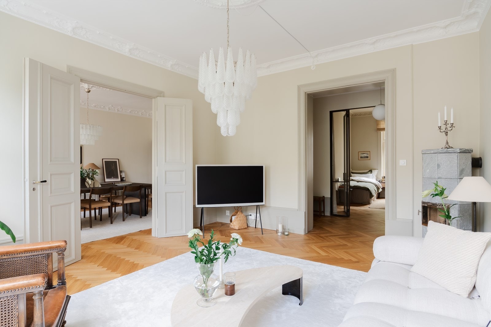 Den generøse takhøyden og de store vindusflatene gjør at rommene oppleves svært luftige Galleribilde