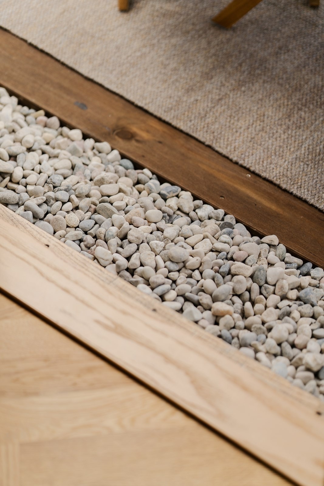 Dekorstein mellom fasade og terrassebord Galleribilde