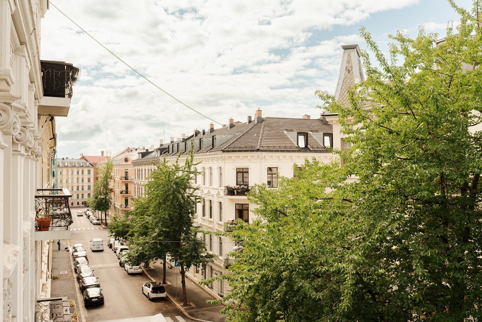 En klassisk drømmeleilighet med høy standard og særegne detaljer. Her ligger alt til rette for å leve det gode liv sentralt på St. Hanshaugen med parken som nærmeste nabo! Galleribilde