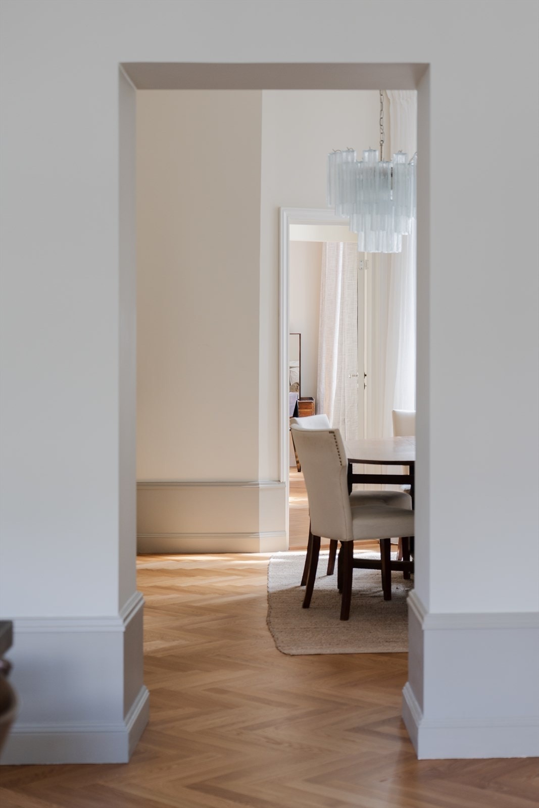 Med sitt tidstypiske preg og håndverksmessige utførelse skaper listverket en harmonisk ramme rundt interiøret, og binder det historiske uttrykket sammen med den moderne standarden Galleribilde