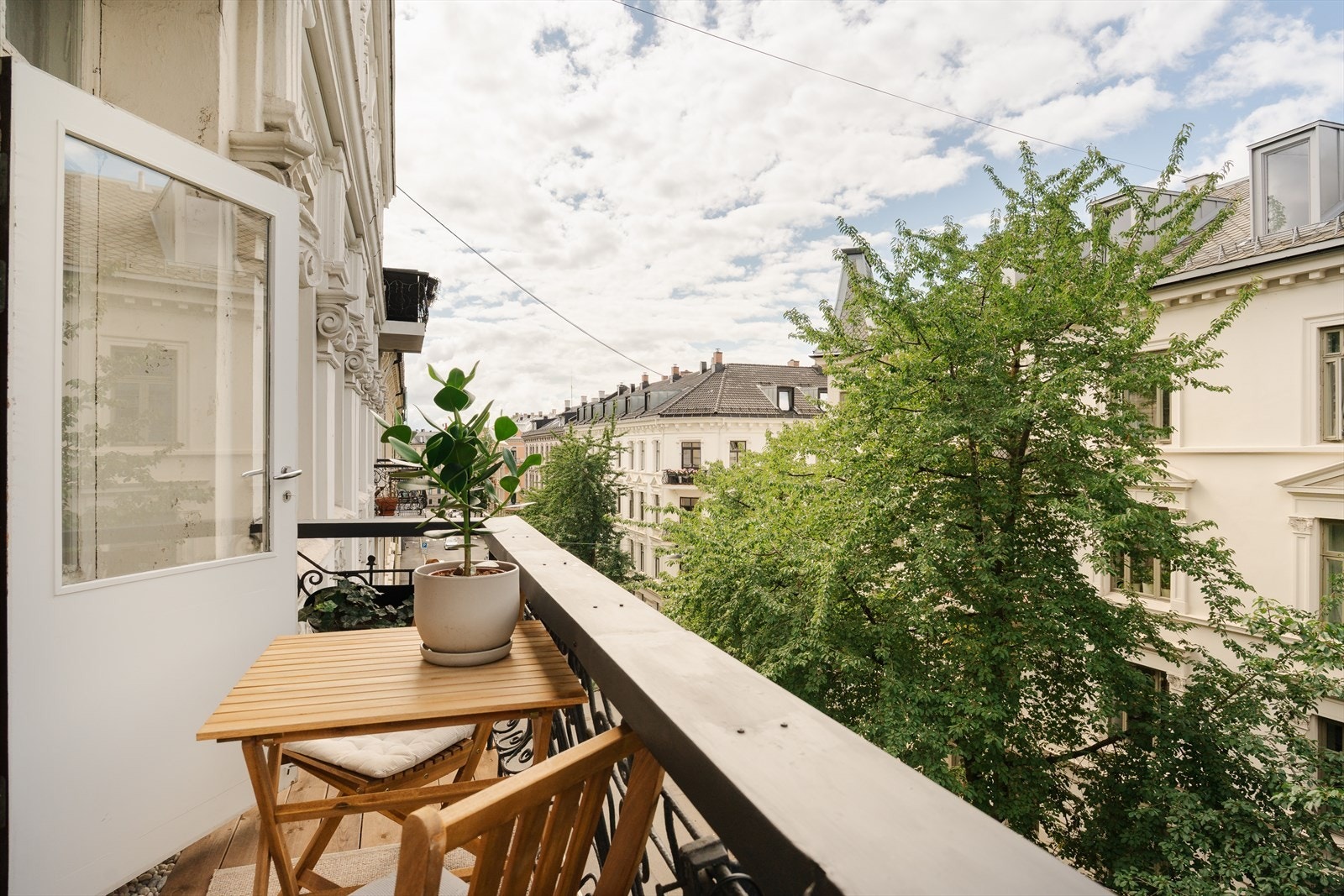 Høyt, fritt og solrikt. Nydelig balkong med plass til møblement Galleribilde