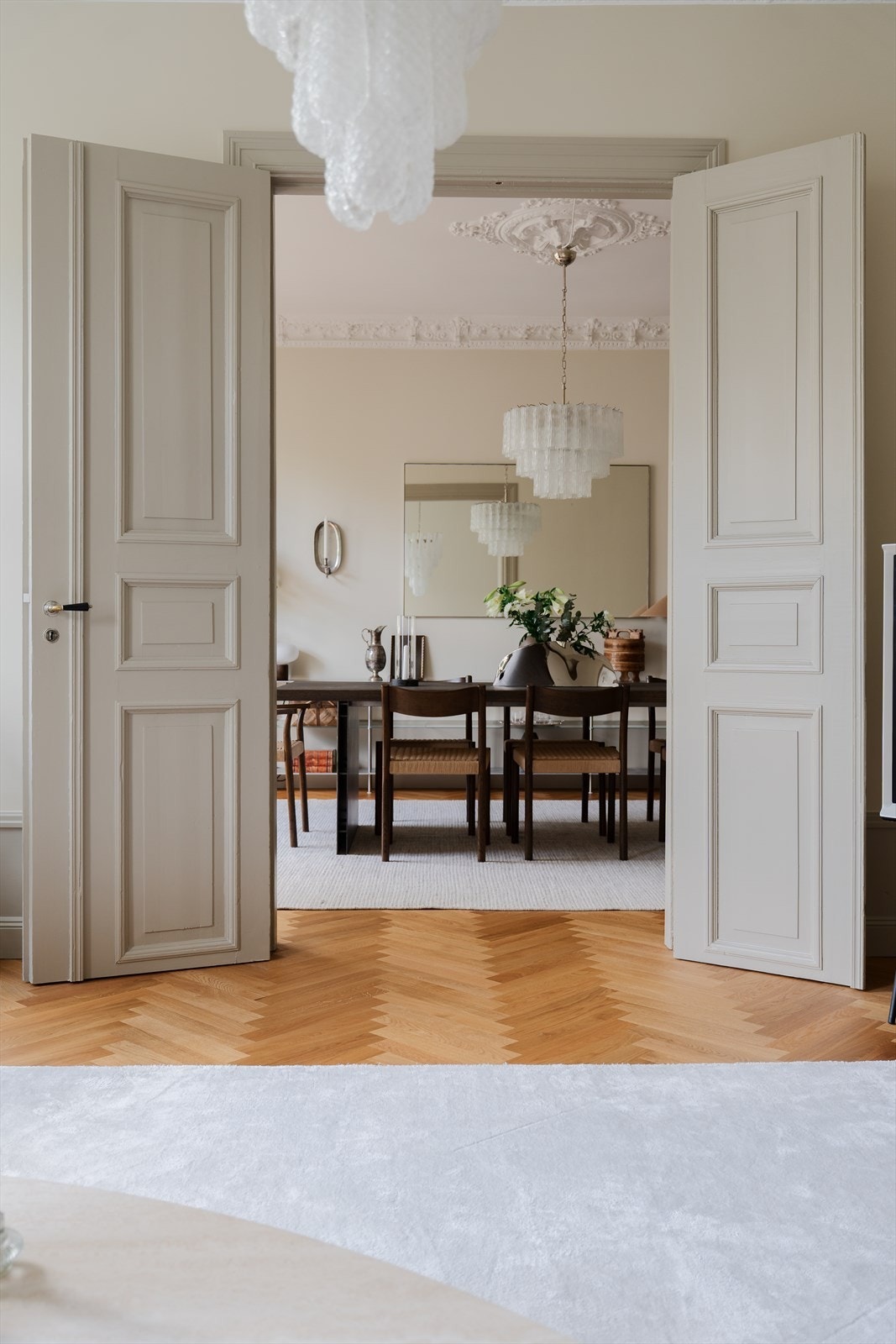 Gjennomgående klassiske detaljer gjennom hele leiligheten. Tofløyet profilert dør mellom stue og spisestue Galleribilde