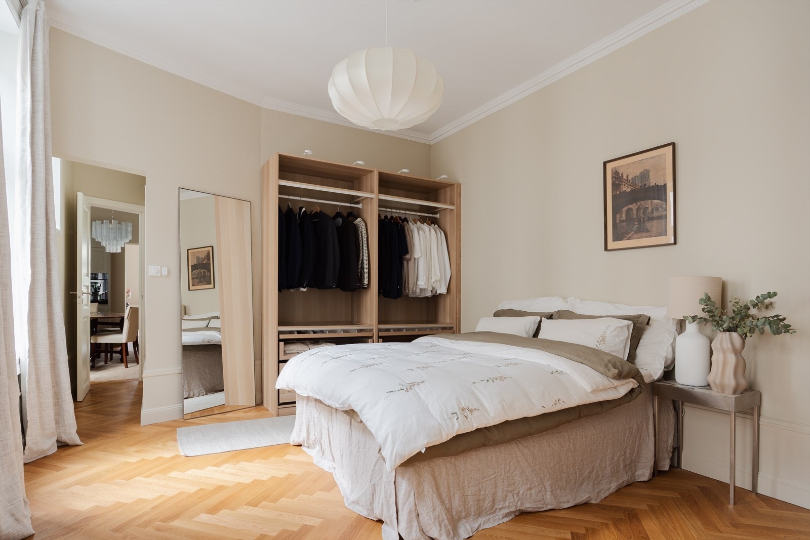 Garderobeskap med god oppbevaringsplass Galleribilde