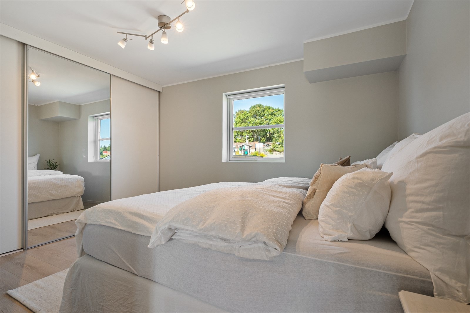 - Merk stor garderobeløsning med skyvedører - Galleribilde